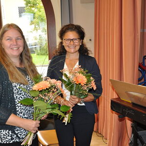 Die Musikerinnen Magdalena Pühringer und Michaela Hillingrathner bekamen als Dankeschön einen Blumenstrauß.