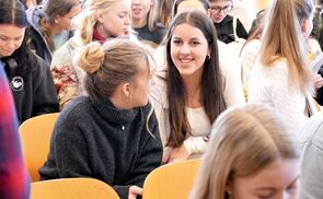 Beim TheoTag können sich Schüler:innen über  über die vielfältigen Ausbildungen und Berufe in der Diözese Linz informieren.