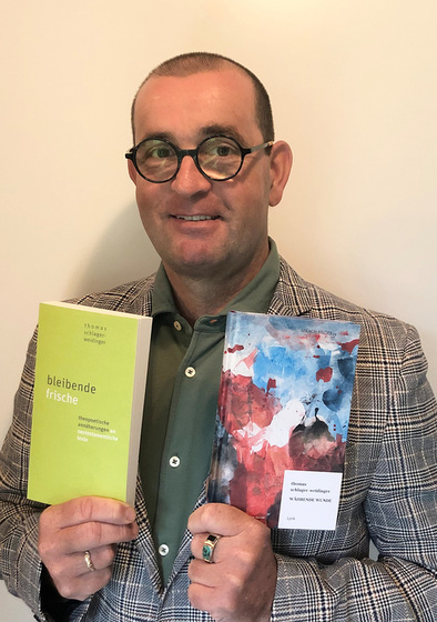 Thomas Schlager-Weidinger mit seinen Werken „bleibende frische“ und „währende wunde“