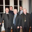 V. l.: Bischof Manfred Scheuer, Autor Hans Hollerweger, ICO-Obmann Slawomir Dadas, LH a. D. Josef Pühringer und Florian Wegscheider (beide PRO ORIENTE), Bischof em. Ludwig Schwarz SDB und der Salzburger Ostkirchenexperte Prof. Dietmar Winkler