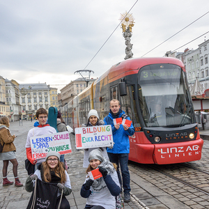 Kinderrechteaktion Auf der Linzer Landstraße machten SchülerInnen der BRG Hammerlingstraße gemeinsam mit der Katholischen Jungschar Linz auf den Tag der Kinderrechte aufmerksam. Auf Plakaten zeigten sie ihre Forderungen zum Recht auf Bildung - 'ich w