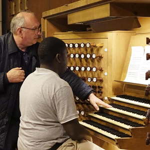 Domorganist Wolfgang Kreuzhuber mit Teilnehmer Alex Matovu Bukenya an der Rudigierorgel