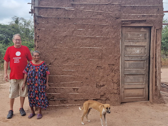 Bei den Wayuu: Jugend Eine Welt-Mitarbeiter Wolfgang Wedan mit Anita Fernandez vor ihrem Haus