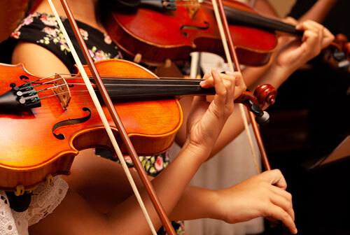 weibliche Personen, die Violine spielen