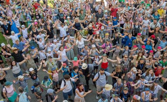 Flashmob zu 'Kinderarbeit stoppen' beim Abschluss des Ministrant:innen-Tags 2025