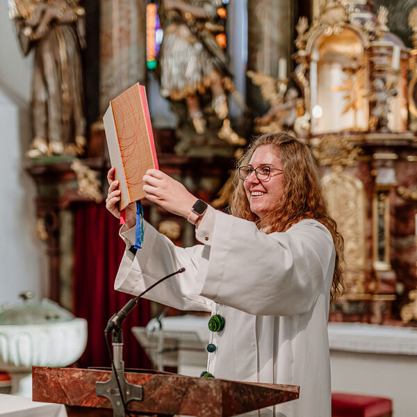 Bianka Payerl feiert den Gottesdienst. / © Diözese Linz / Frauenkommission / Laurenz Kaiser