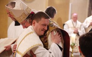 Friedensgruß zwischen Bischof Manfred Scheuer und dem neugeweihten Priester P. Elija Oberndorfer