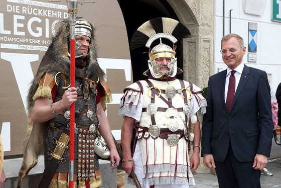 Landeshauptmann Thomas Stelzer mit 'Römern' bei der Eröffnung der Landesausstellung 2018.