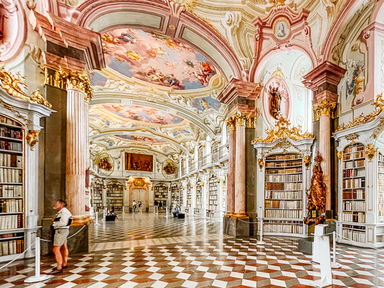 Exklusive Führungen in die weltgrößte Klosterbibliothek