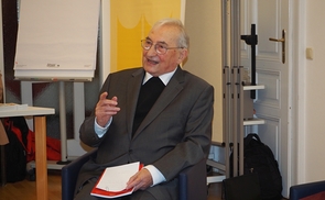Orient-Kenner Hans Hollerweger bei der Präsentation seines neuen Buches   