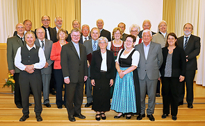 Bischof Manfred Scheuer und Pastoralamtsdirektorin Gabriele Eder-Cakl mit den Geehrten.