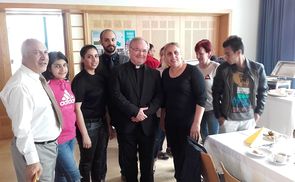 Generalvikar Lederhilger besucht AsylwerberInnen in Münzkirchen