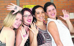 Junge Frauen in Kolumbien engagieren sich für paz, für Frieden.