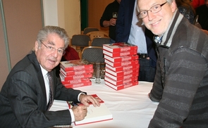 Heinz Fischer zu Gast beim Sozialstammtisch in Linz, hier beim Signieren der Bücher.