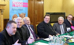 V. l.: Landeskulturdirektor Mag. Reinhold Kräter, GF Ing. Karl Platzer, Pferdezentrum Stadl-Paura GesmbH., em.Univ.Prof. Dr. Roman Sandgruber, Wissenschaftlicher Leiter, Abt Mag. Maximilian Neulinger, Stift Lambach, LH Dr. Josef Pühringer
