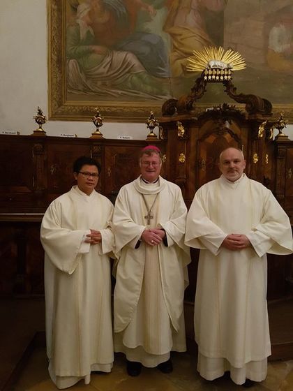 V. l.: P. Josaphat PHAM VAM DUY, Bischof Manfred Scheuer und P. Markus Zimmermann