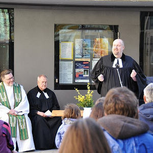 Traunauen-Reinigung mit ökomenischen Gottesdienst