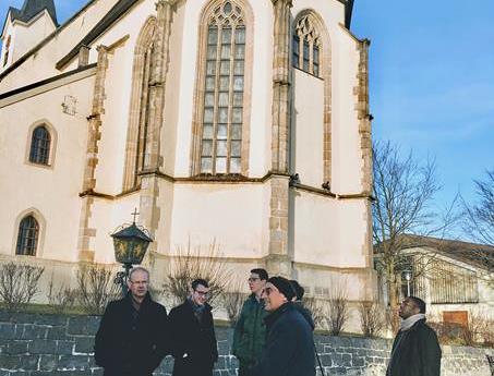 Vor der Pfarrkirche / Blaschke