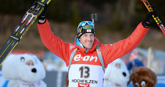 Dominik Landertinger bei der Verfolgung am 12. Dezember 2015 in Hochfilzen