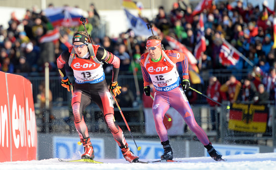 Dominik Landertinger und Lowell Bailey bei der Verfolgung am 12. Dezember 2015 in Hochfilzen