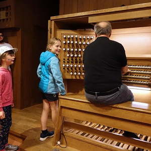Kleine Orgelentdeckerinnen mit Domorganist Wolfgang Kreuzhuber