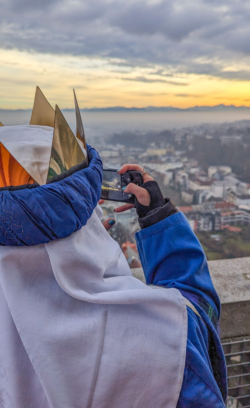 Sternsinger*innen am MariendomZurzeit sind die Sternsingerinnen und Sternsinger zum 70. Mal im ganzen Land unterwegs um den Segen zu bringen und für rund 500 Projekte zu sammeln. Für eine Gruppe ging es hoch hinauf auf den Mariendom Linz.Foto Haij
