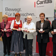 Caritas-OÖ-Direktor Franz Kehrer mit den Ausgezeichneten. 
