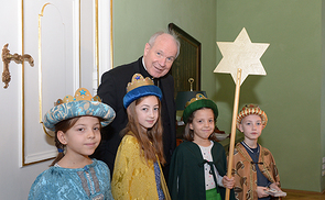 Sternsinger besuchen Kardinal Christoph Schönborn