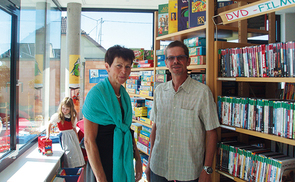 Maria Zinöcker, Bücherei-Leiterin in Putzleinsdorf, und Mag. Christian Dandl von der Bibliotheksfachstelle der Diözese Linz.