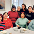 Zeit für seltene Abwechslung und Austausch untereinander ist im Betreuer:innen-Café, hier in Braunau. Mit am Bild Betriebsseelsorgerin Susanne Lew (stehend 3. v. li).